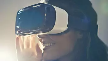 07 Digital Hub Digital Doorstep VR Headset Woman